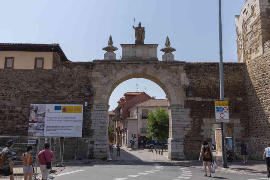 León 074 - muralla Romana.jpg